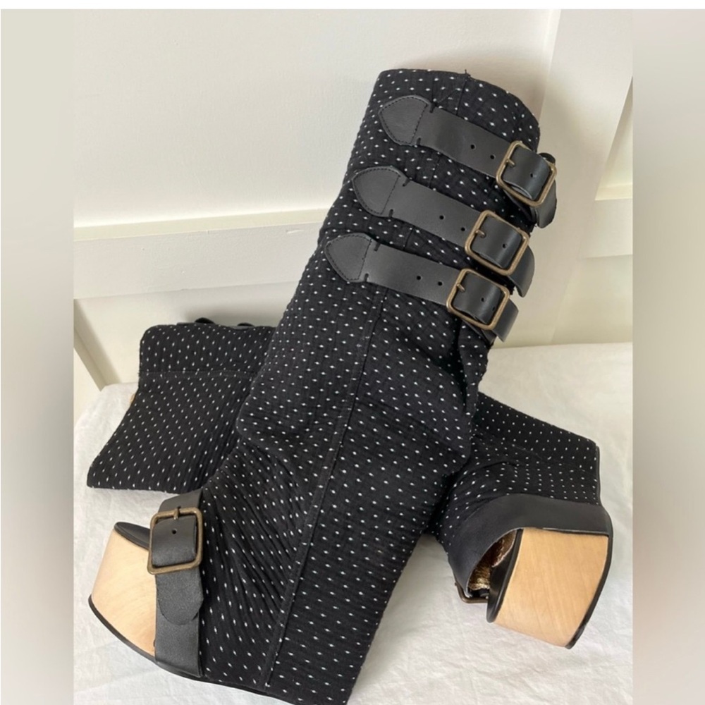 IM LOOKING FOR THESE BOOTS!!